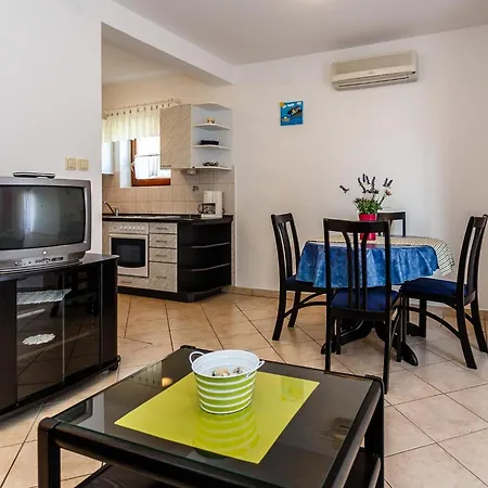 Comfortable And Sunny Krk - One Bedroom With Terrace